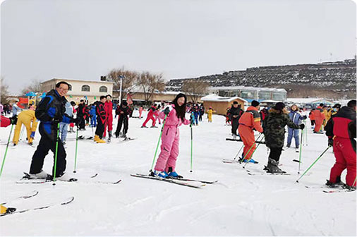 “速度与飞翔，欢乐与欢笑绽放在雪地”冬季拓...
